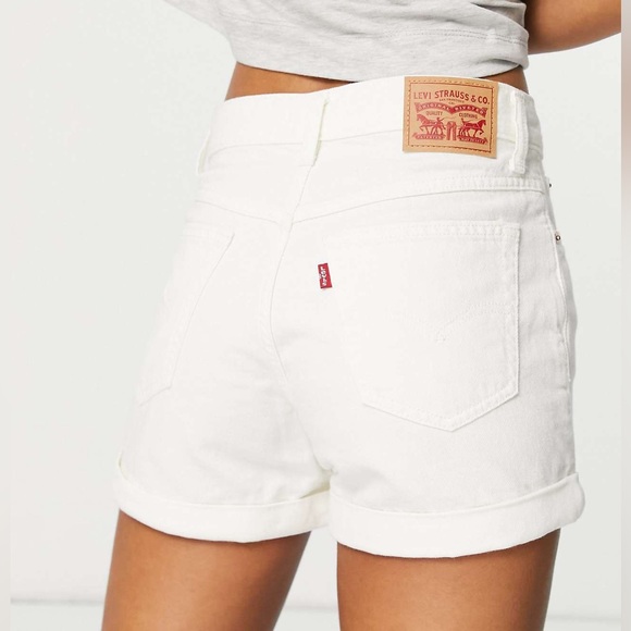 Levi's White Jean Shorts with Raw Hem and Mid-Thigh Length - Picture 2 of 8